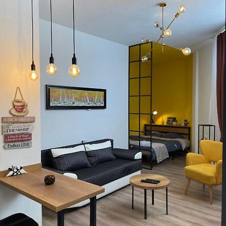 Ora-Prn, Studio Apartment In The City Centre 普里什蒂纳 外观 照片